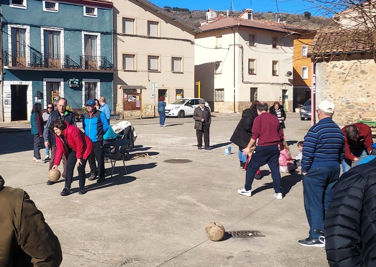 Imagen secundaria 1 - Actividades en el pueblo para celebrar este día en unión. 
