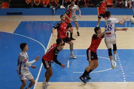 Defensa del UBU San Pablo Burgos ante el Club Cisne este domingo en el polideportivo El Plantío