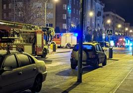 Despliegue de Bomberos de Burgos esta madrugada para sofocar el incendio en un garaje de la calle María Moliner