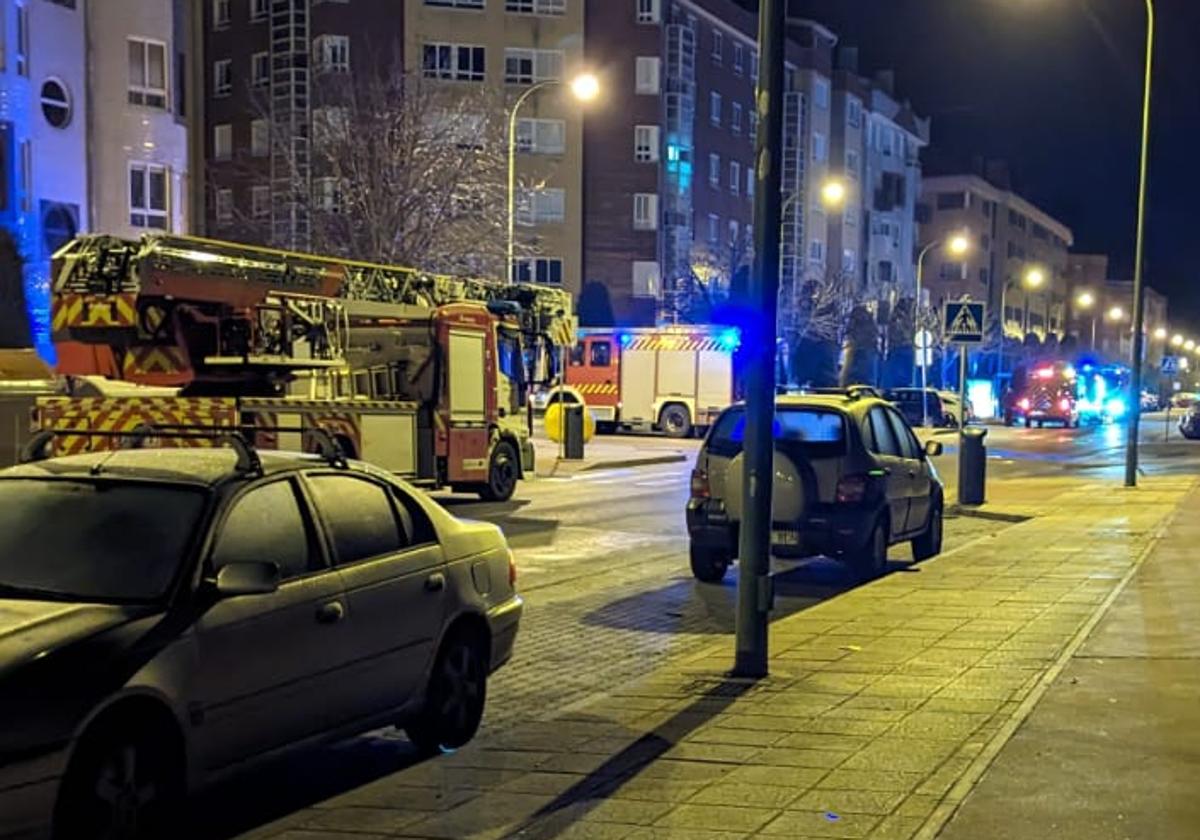 Despliegue de Bomberos de Burgos esta madrugada para sofocar el incendio en un garaje de la calle María Moliner