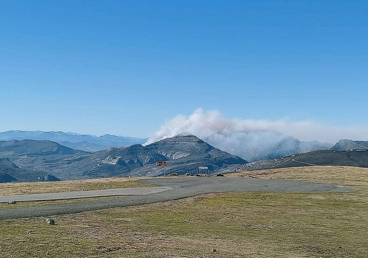 Imagen principal - El humo de los incendios visto desde Picón Blanco y una vista aérea durante estos días de fuegos. 