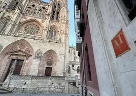 Apartamentos turísticos frente a la fachada de la Catedral de Burgos
