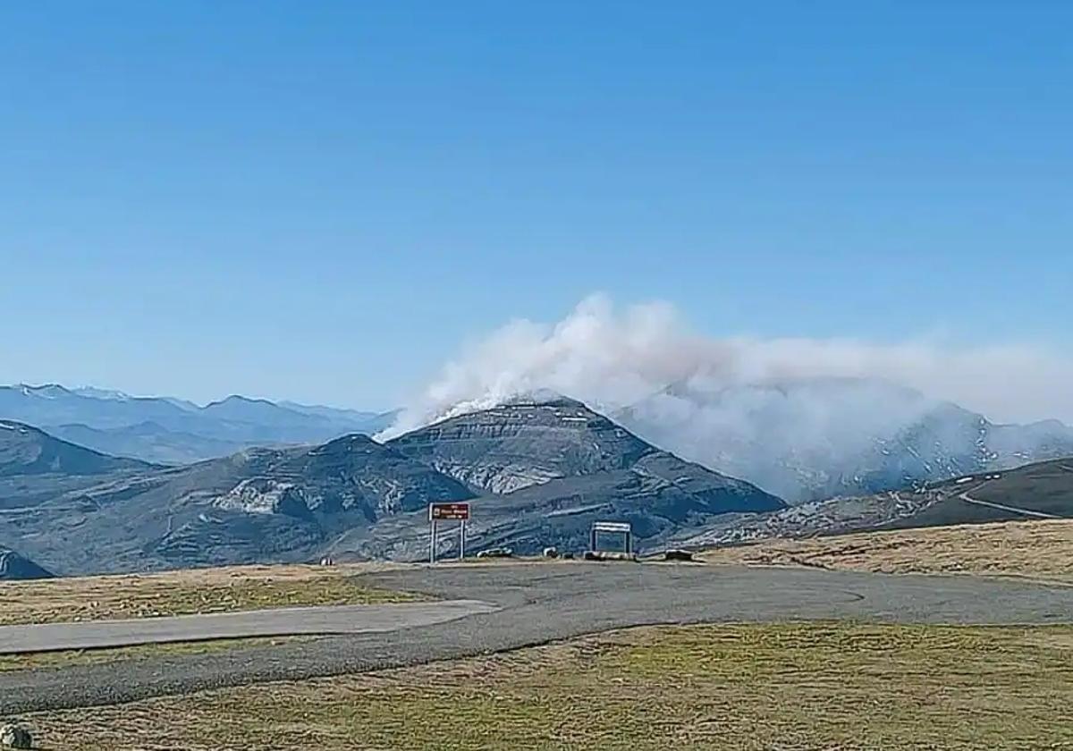 Un incendio de nivel 1 continúa activo en el norte de Burgos.