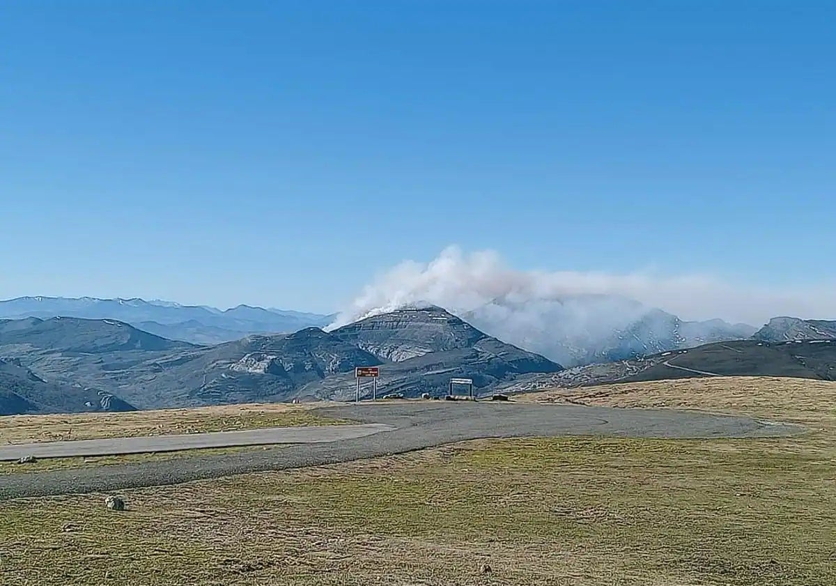 El humo de los incendios en una imagen de estos días.