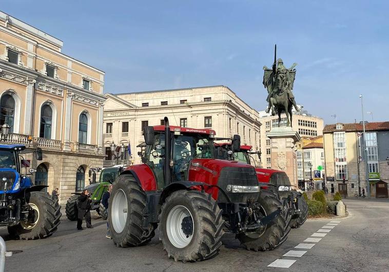 Los tractores a su paso por la plaza del Cid.