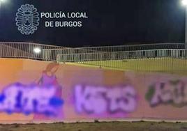 Grafitis en la pasarela que cruza la autovía.