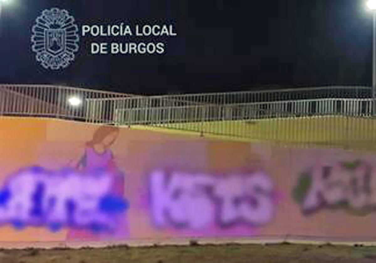 Grafitis en la pasarela que cruza la autovía.