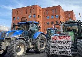 Más de 450 vehículos se han unido a la tractorada que discurre por la capital burgalesa este martes