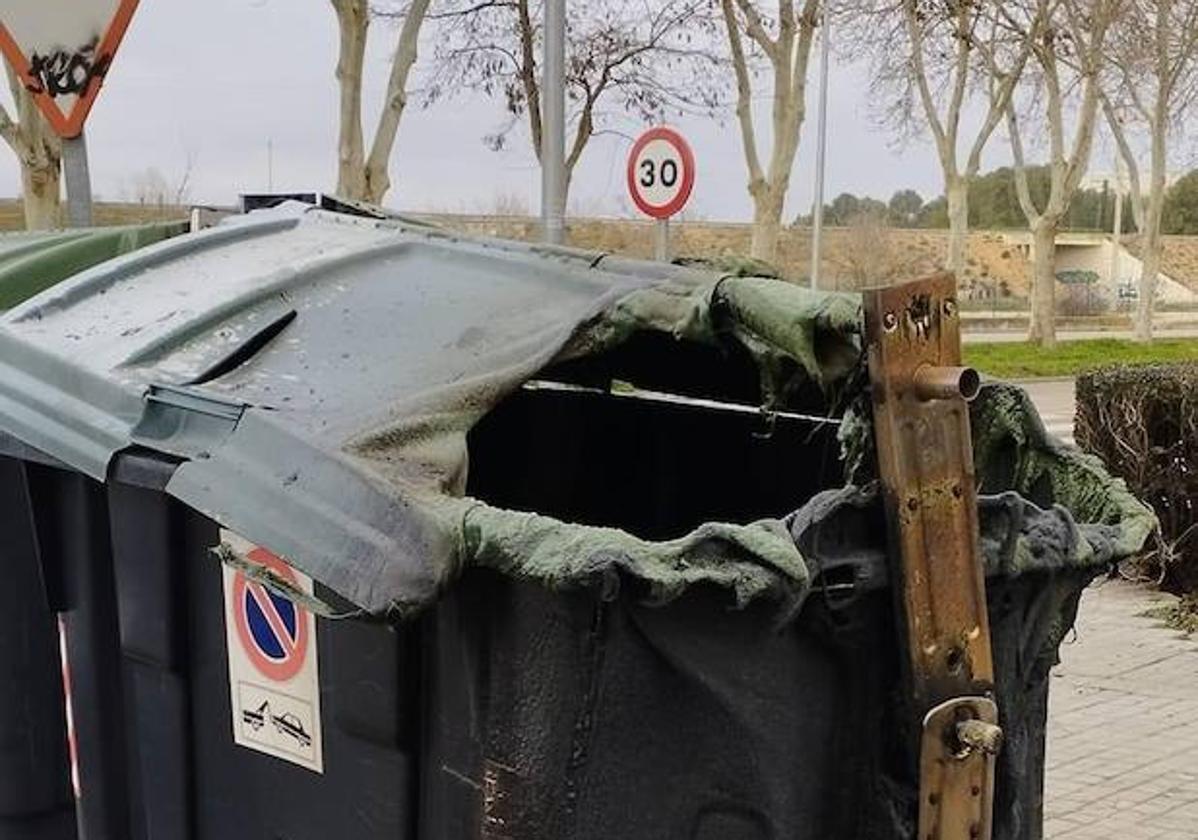 Contenedor quemado en Aranda de Duero esta madrugada.