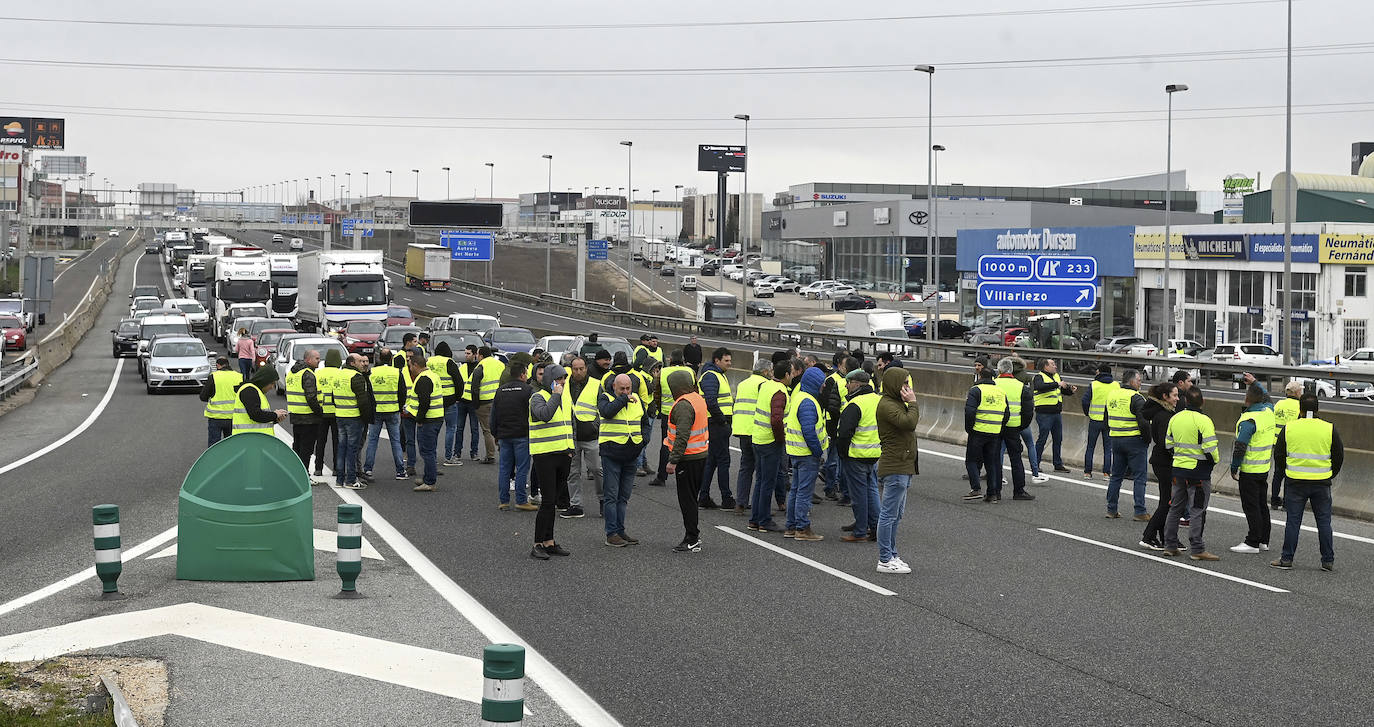 El segundo día de protestas con tractores en Burgos, en imágenes