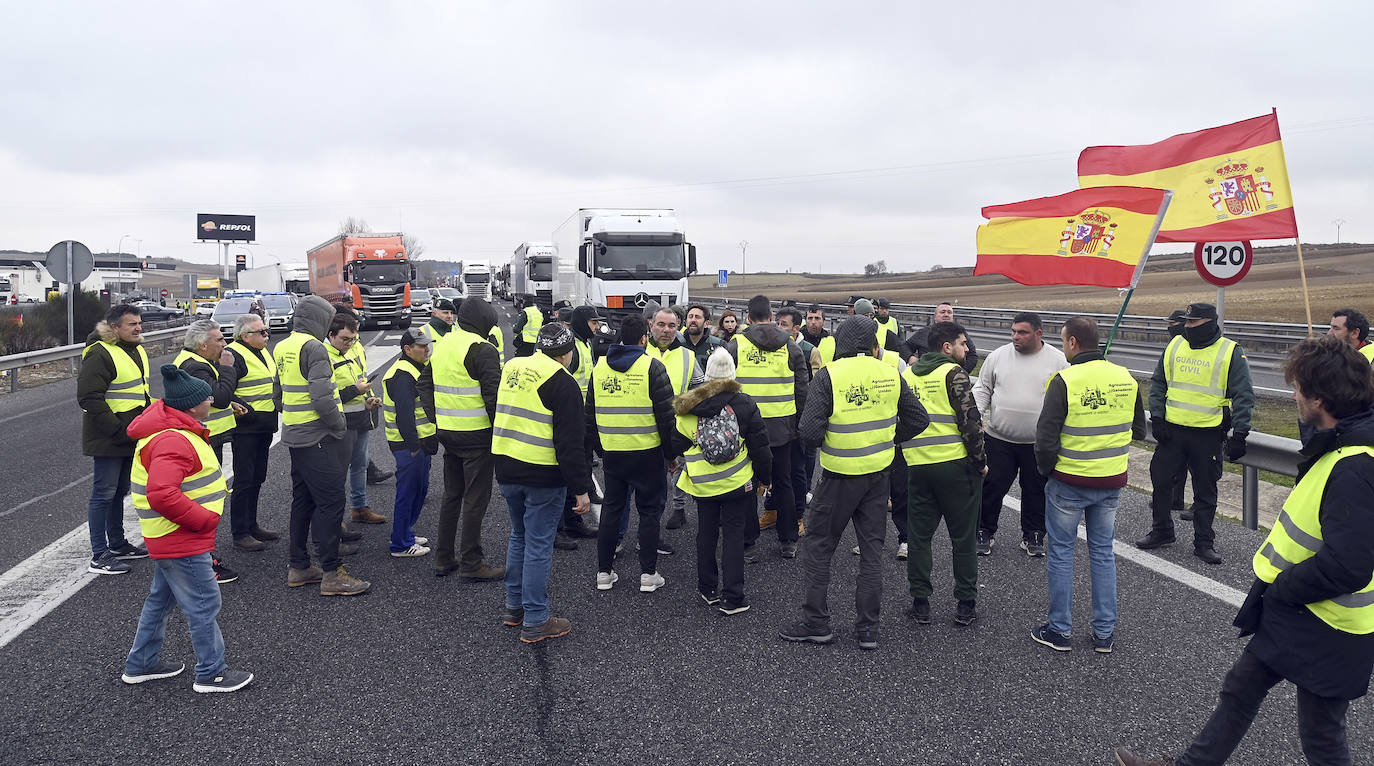 El segundo día de protestas con tractores en Burgos, en imágenes