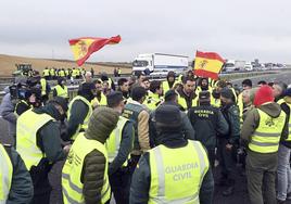 Los manifestantes hablan con la Guardia Civil.