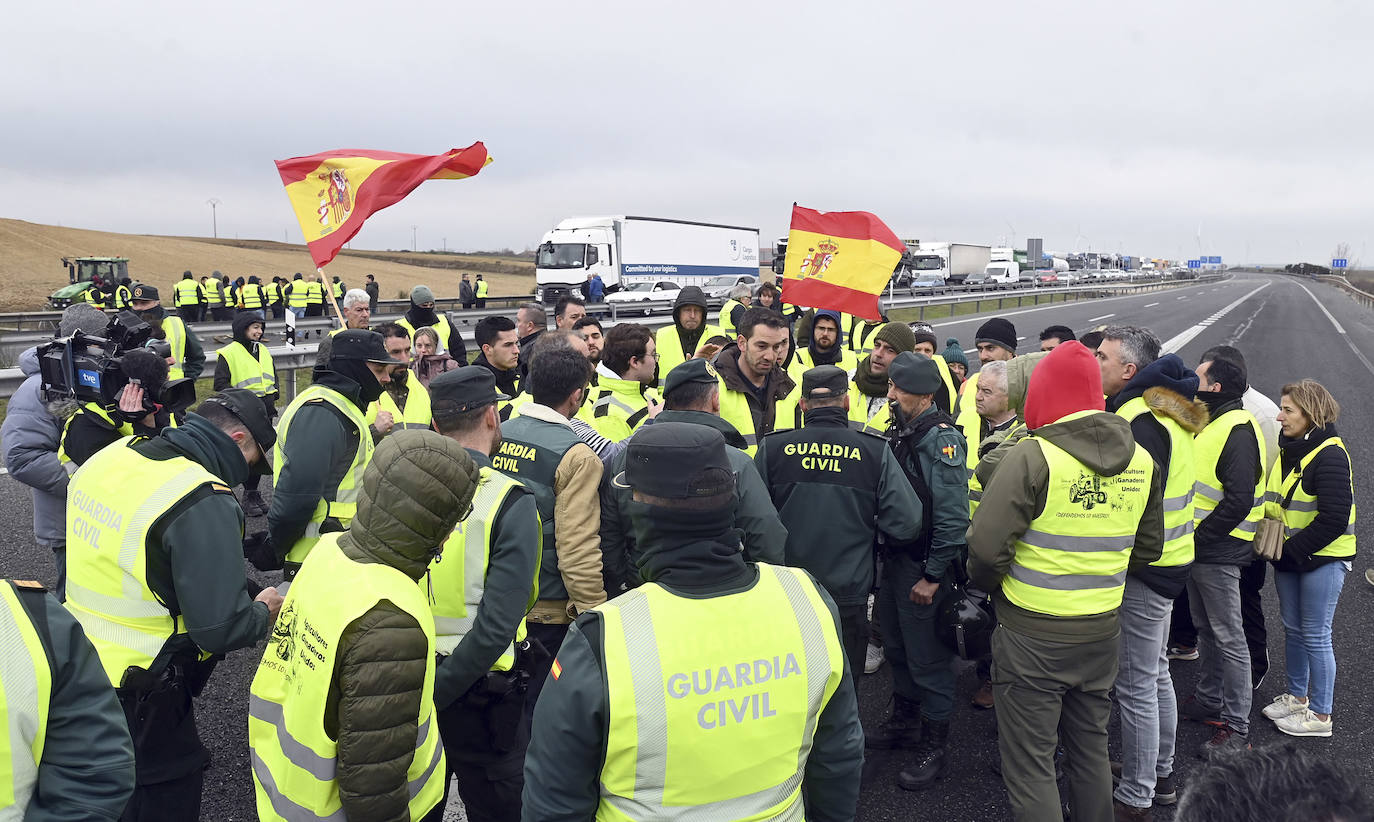 El segundo día de protestas con tractores en Burgos, en imágenes