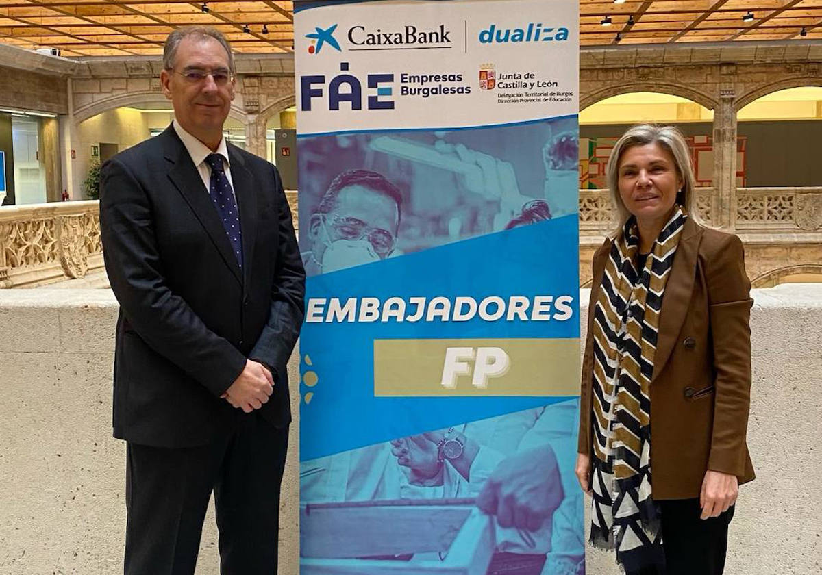 La Directora Territorial de CaixaBank Dualiza en Castilla y León, Belén Martín, junto a Miguel Ángel Benavente, presidente de FAE, tras la renovación del programa.