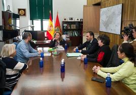 Cristina Ayala durante la reunión con representantes de la Plataforma del Tren Directo.