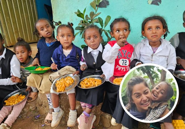 Niños del orfanato en el que Saray, derecha, estuvo colaborando.