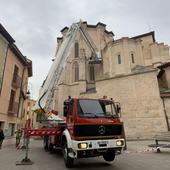 Los bomberos de Aranda retiran los nidos de cigüeña del campanario de Santa María