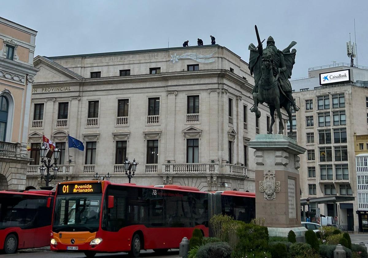 Autobuses urbanos circulando por el centro de Burgos.