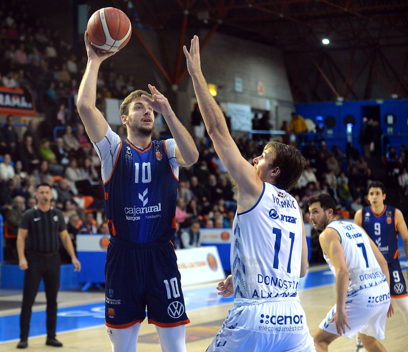 Golpe en la mesa del Tizona Burgos frente al Guuk Gipuzkoa Basket