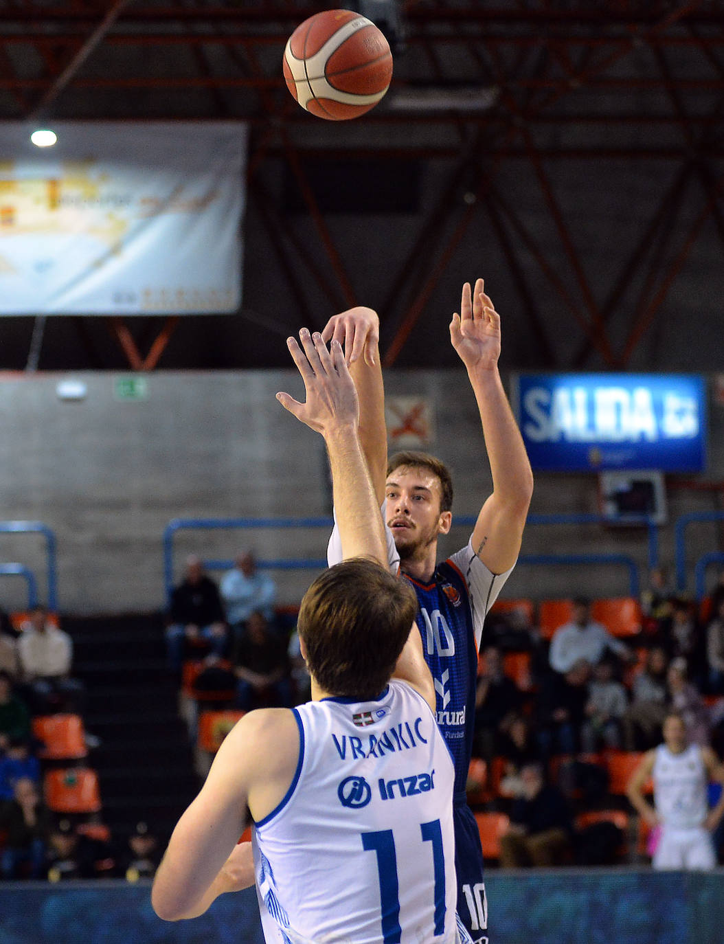 Golpe en la mesa del Tizona Burgos frente al Guuk Gipuzkoa Basket