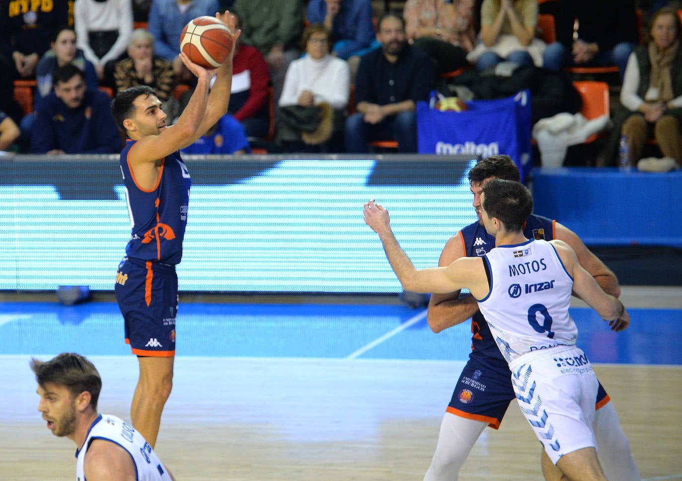 Golpe en la mesa del Tizona Burgos frente al Guuk Gipuzkoa Basket