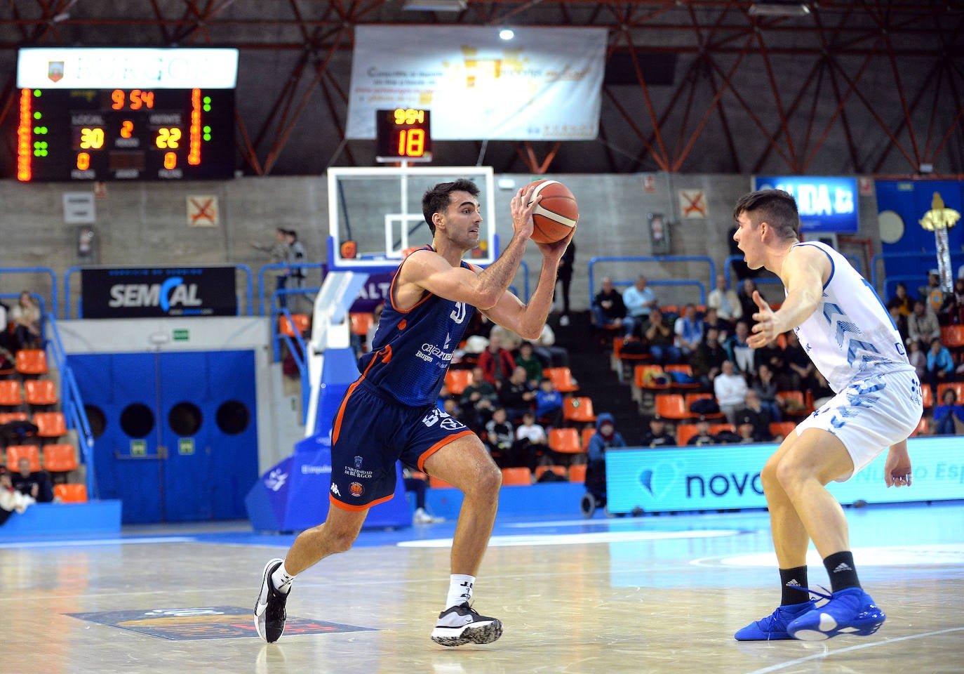 Golpe en la mesa del Tizona Burgos frente al Guuk Gipuzkoa Basket