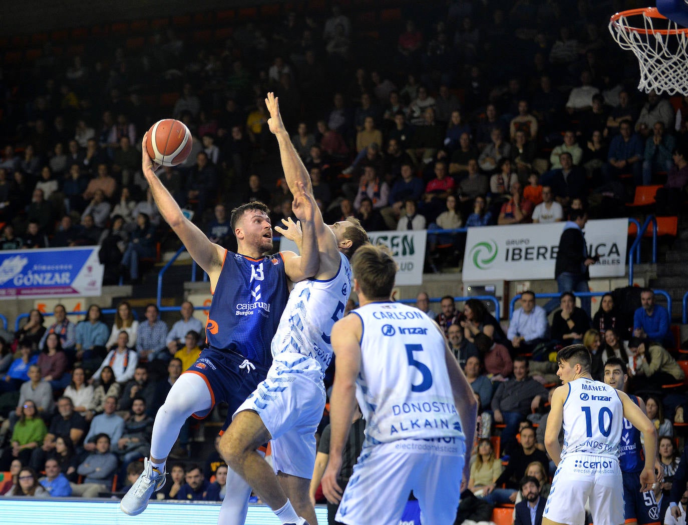 Golpe en la mesa del Tizona Burgos frente al Guuk Gipuzkoa Basket