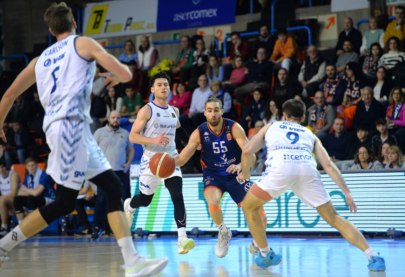 Golpe en la mesa del Tizona Burgos frente al Guuk Gipuzkoa Basket