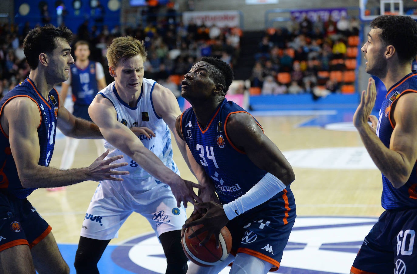 Golpe en la mesa del Tizona Burgos frente al Guuk Gipuzkoa Basket