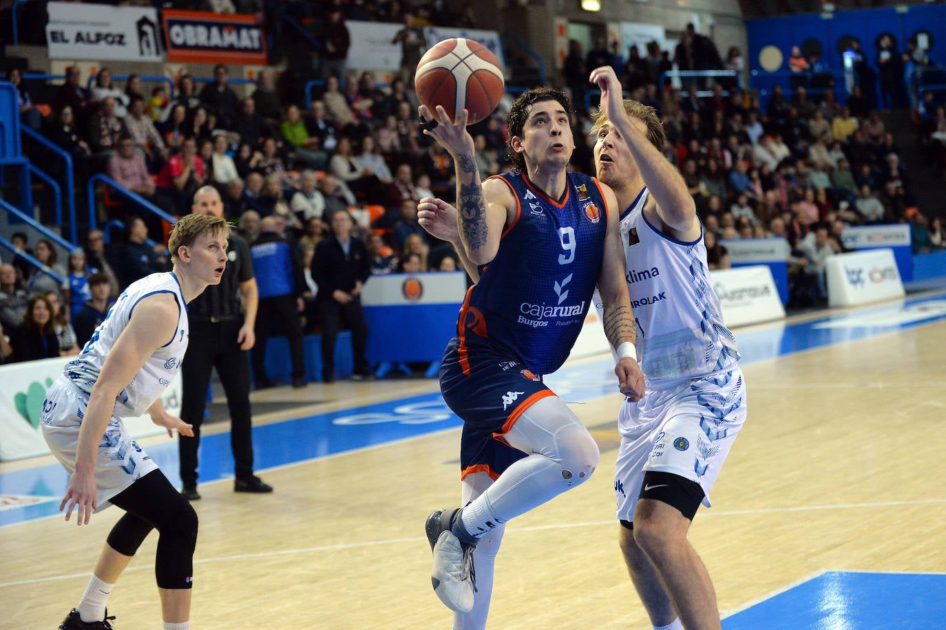 Golpe en la mesa del Tizona Burgos frente al Guuk Gipuzkoa Basket