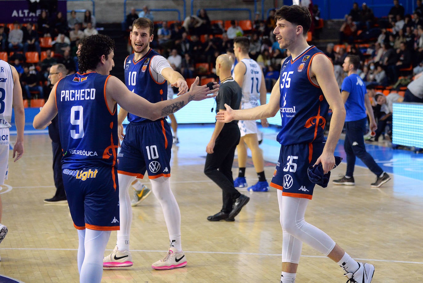 Golpe en la mesa del Tizona Burgos frente al Guuk Gipuzkoa Basket