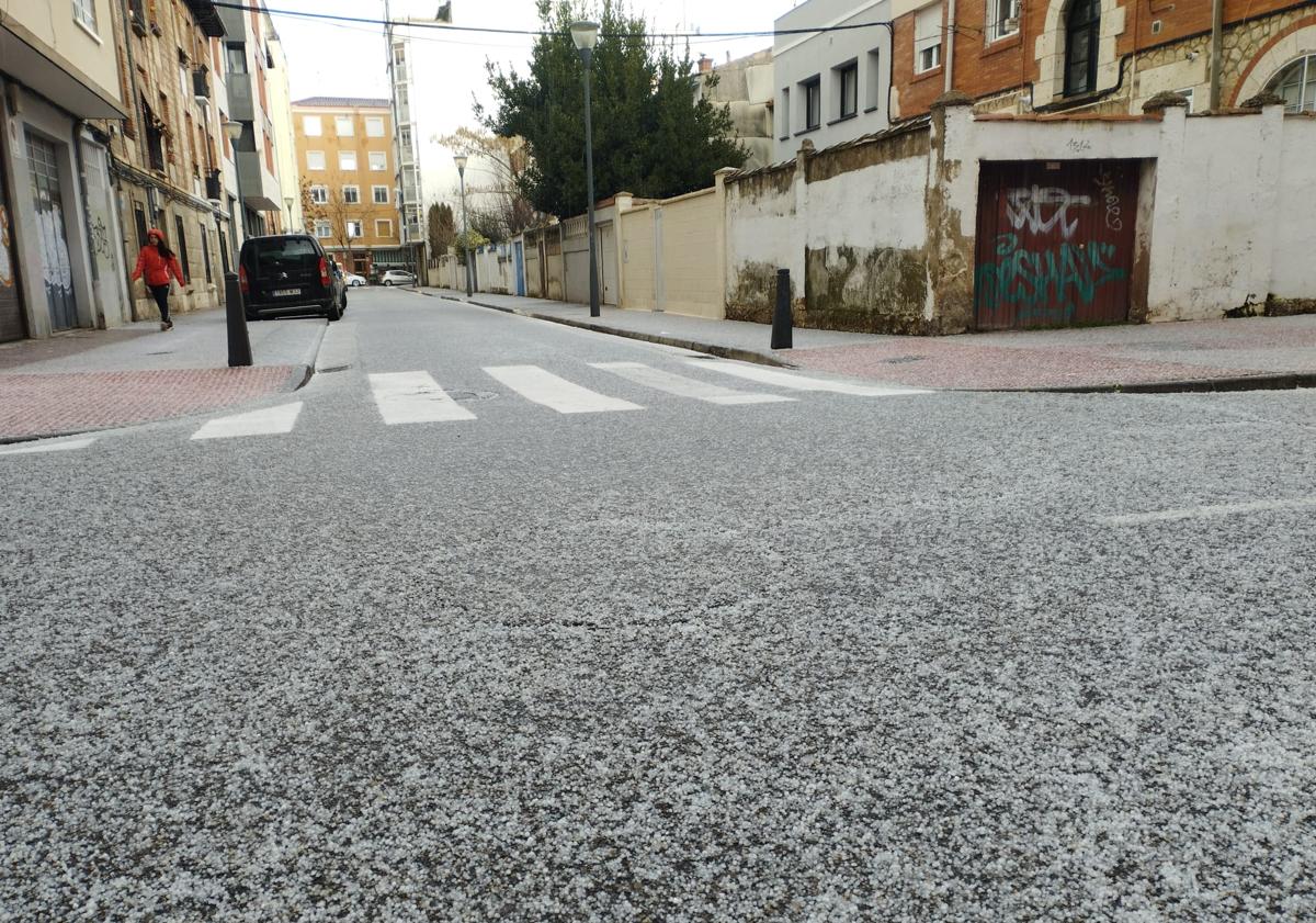 Imagen principal - Una fuerte granizada sorprende a Burgos este sábado