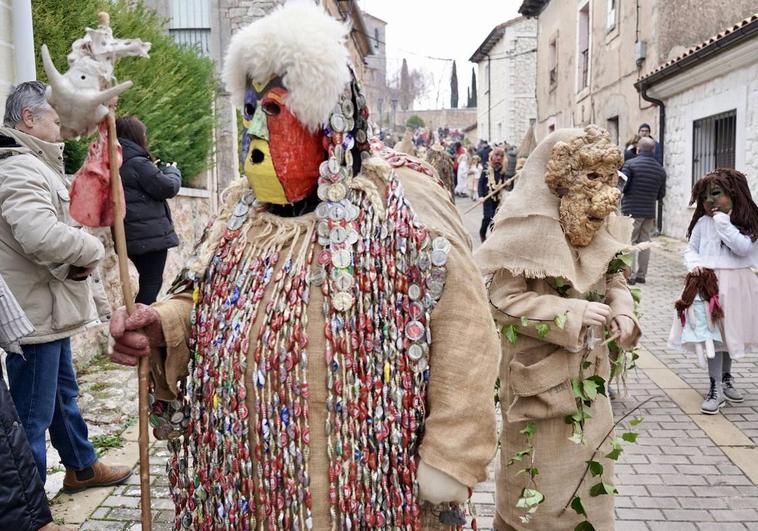 La fiesta pagana del Gallo de Carnaval reúne a cientos de personas en Mecerreyes