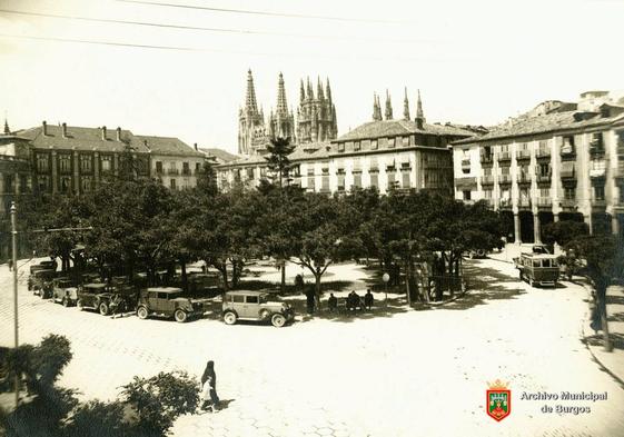 La Plaza Mayor de Burgos colmada de vegetación y automóviles.