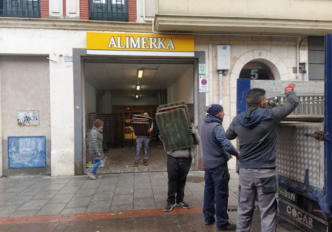 Trabajadores vaciando el supermercado.