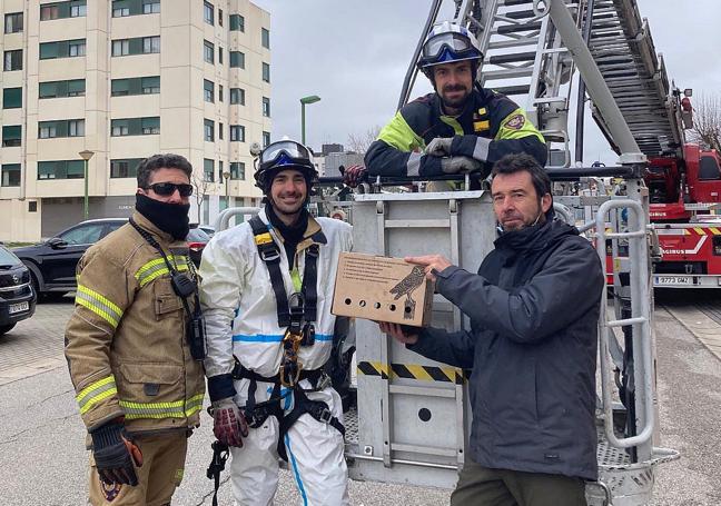 Los bomberos con Castor rescatado y a salvo.