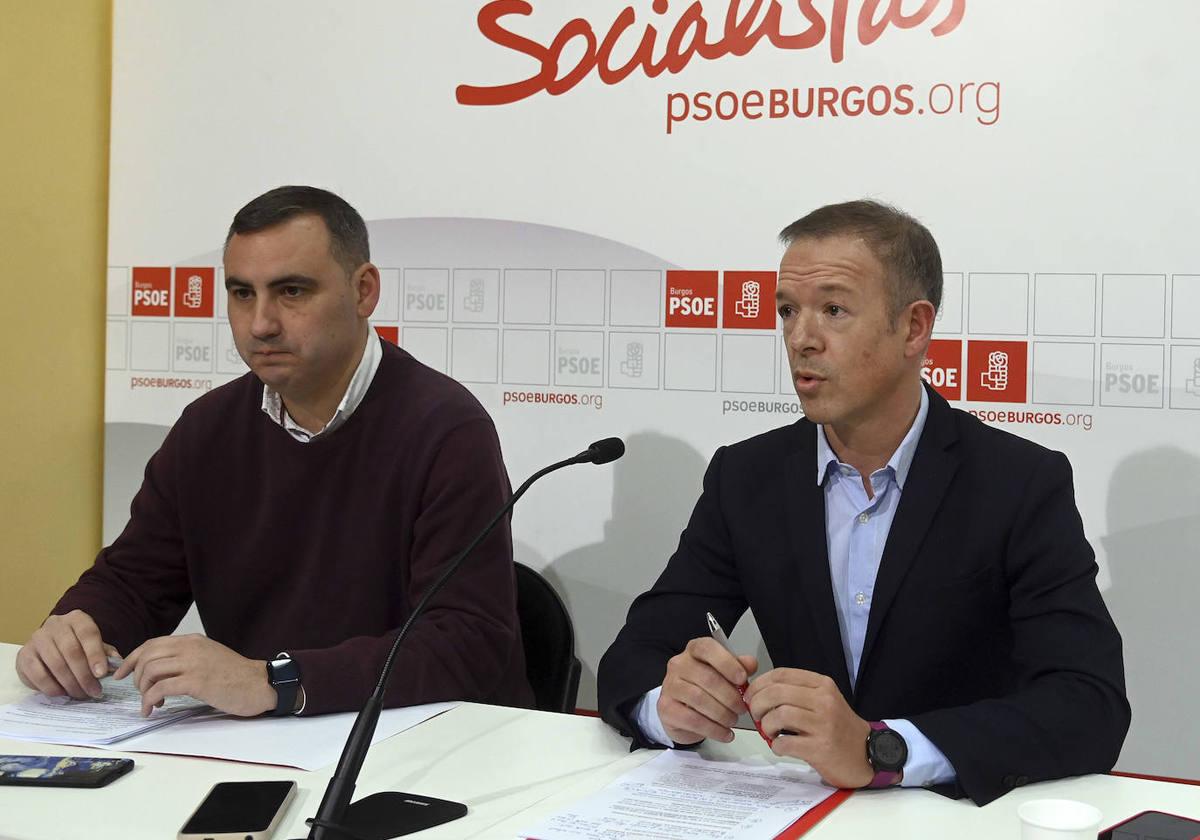 El senador socialista Ander Gil (dcha.) durante la rueda de prensa.