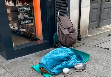 Adiós a Adrián y su perra Luna, una parte de la vida de la calle Santander