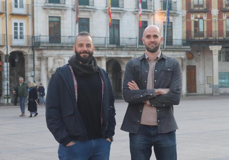 Luis y Xavier en la plaza Mayor de Burgos.