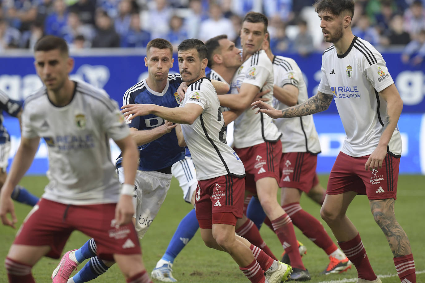 El Burgos CF cae con estrépito ante el Real Oviedo