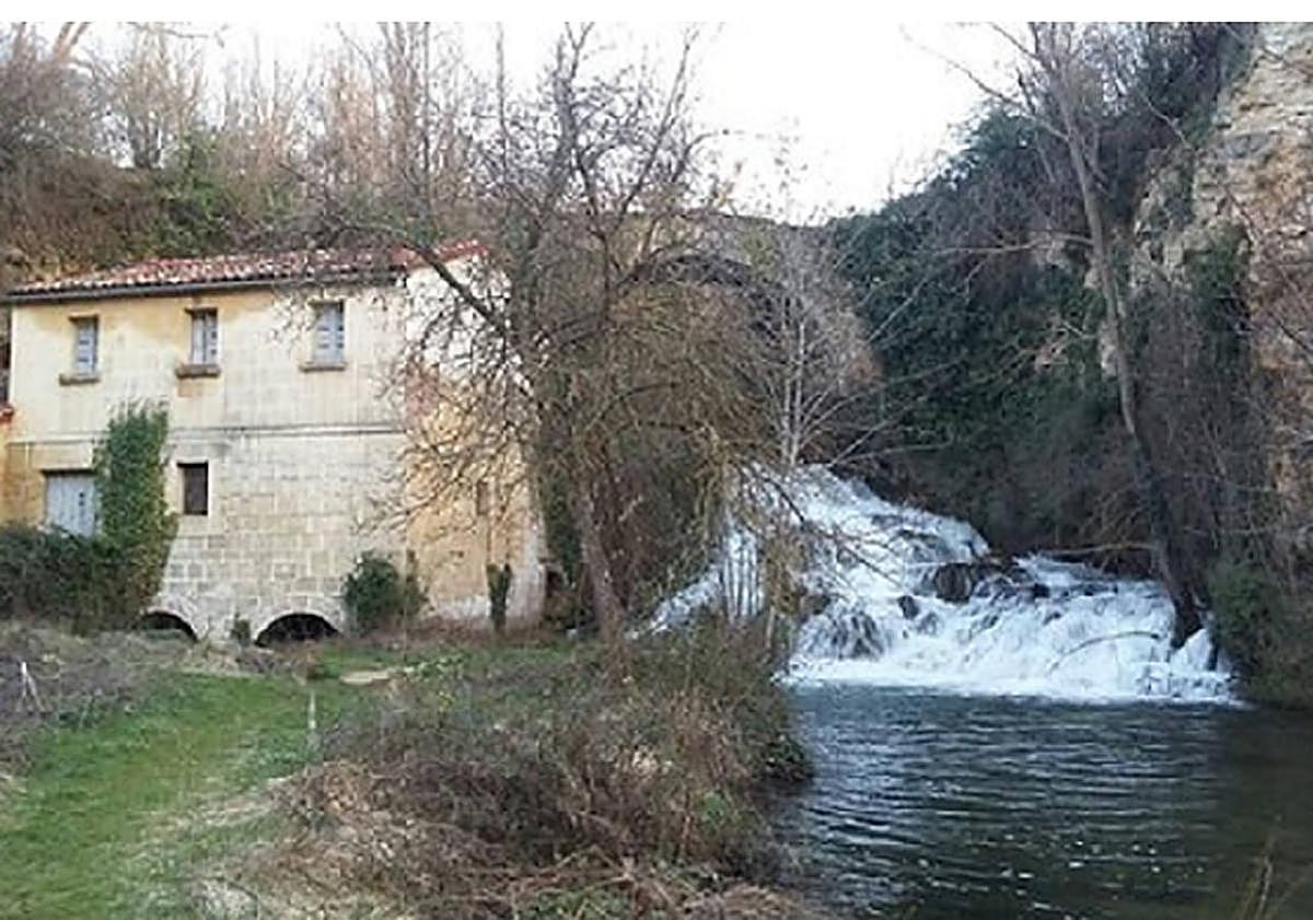 Imagen principal - En la fotografía superior, Cascada de Sedano; Beso del Camello, en Orbaneja del Castillo y Cascada Orbaneja.