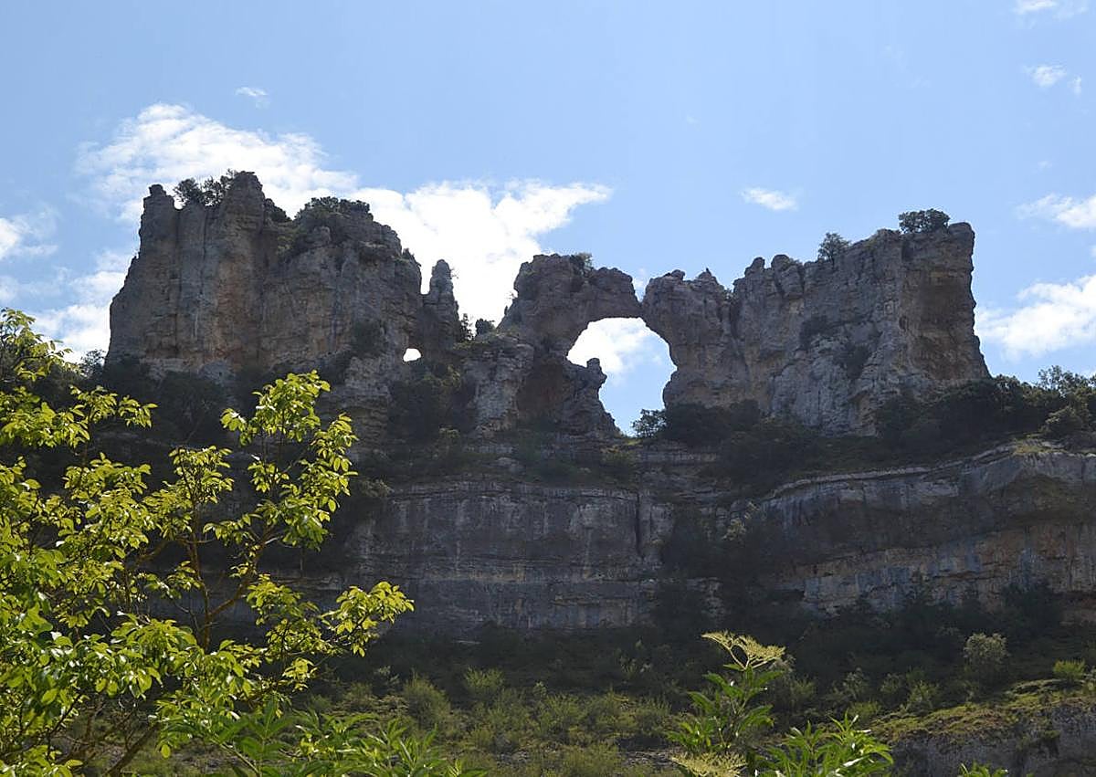 Imagen secundaria 1 - En la fotografía superior, Cascada de Sedano; Beso del Camello, en Orbaneja del Castillo y Cascada Orbaneja.