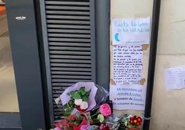 Altar improvisado en recuerdo de Adrián y Luna en el lugar donde solían ubicarse en Burgos.