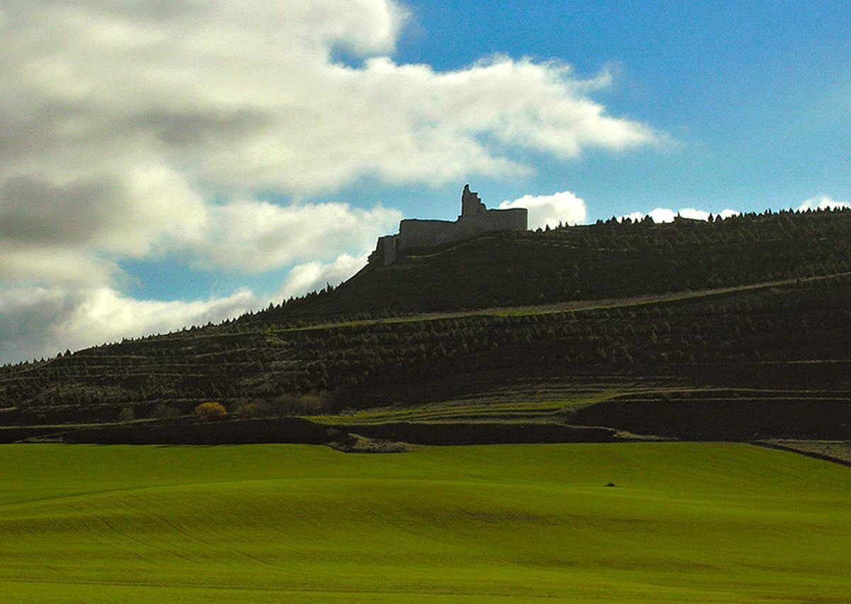 Imagen secundaria 1 - Arriba, Museo Etnográfico; vista del castillo de Castrojeriz y soportales de la Plaza Mayor.