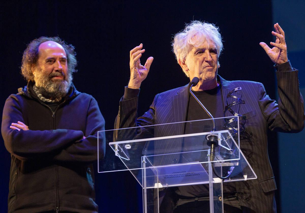 Juan Luis Arsuaga, durante su ponencia, junto al diseñador Mikel Urmeneta.