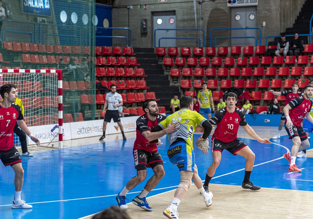 Imagen del triunfo ante Balonmano Zamora en el Polideportivo El Plantío.