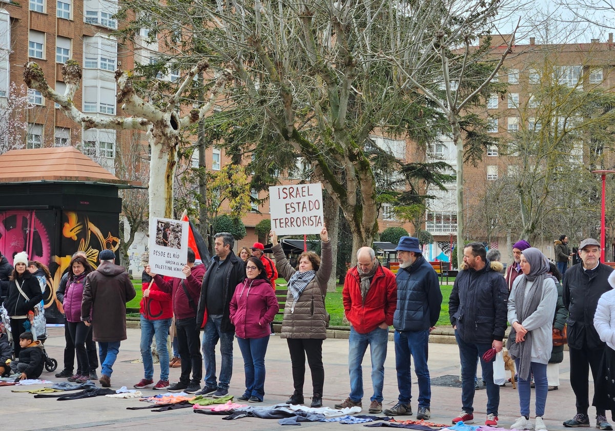 Imagen principal - Los manifestantes han exhibido consignas antibelicistas