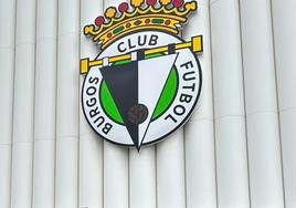 Escudo del Burgos CF en el Fondo Norte del estadio El Plantío