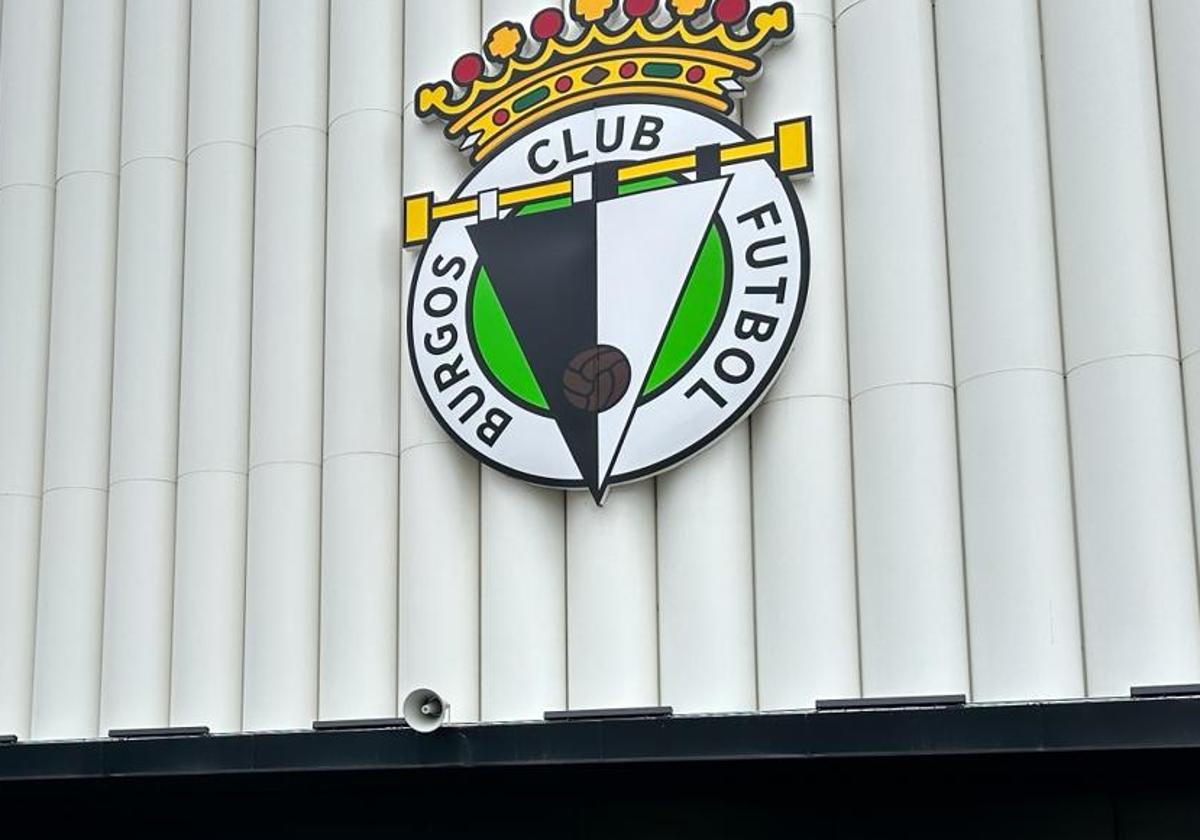 Escudo del Burgos CF en el Fondo Norte del estadio El Plantío