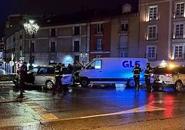 Vehículos implicados en el accidente en la plaza Vega.